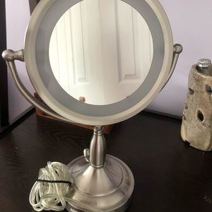 Light up beauty mirror